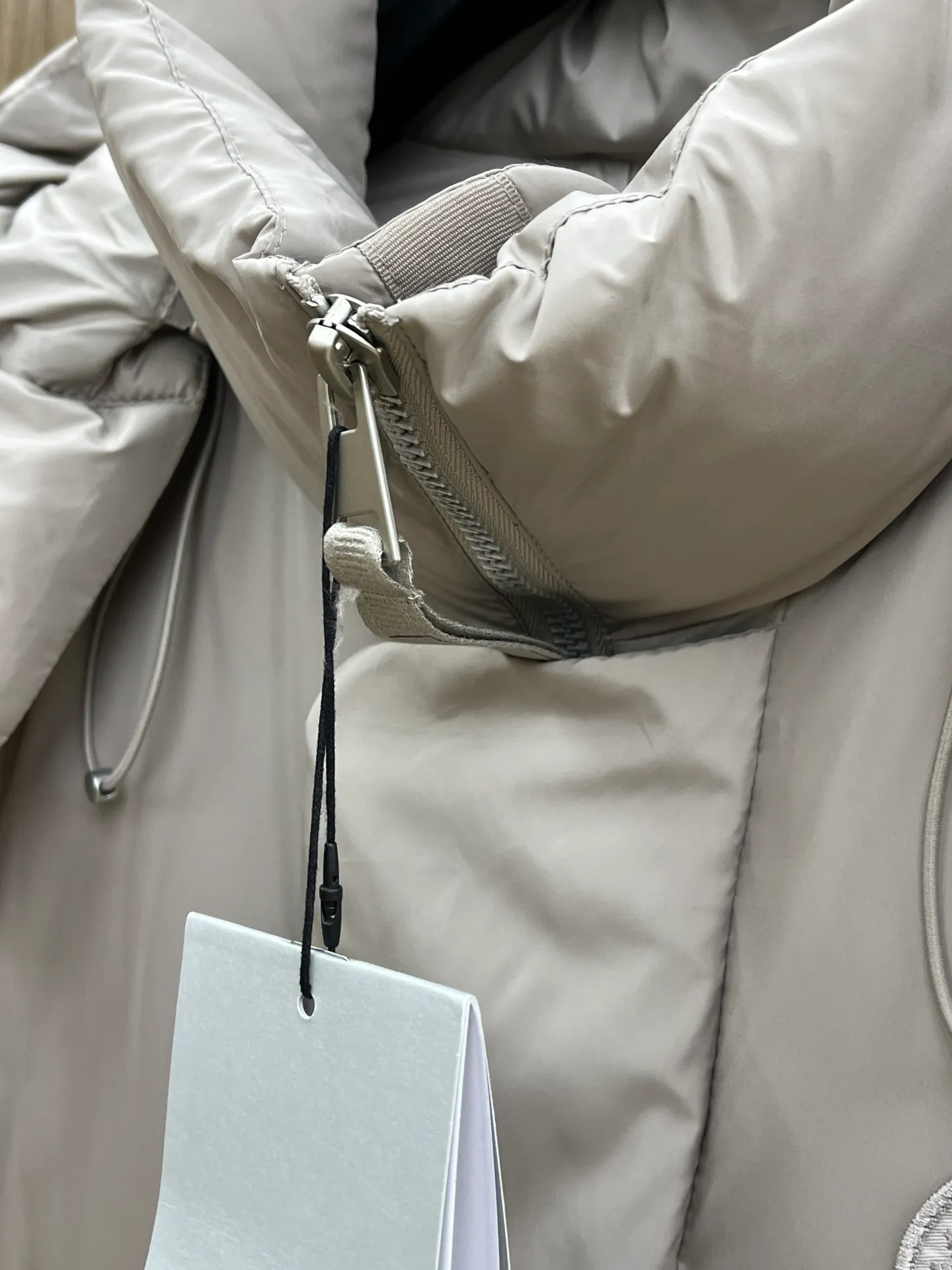 P1400 [Zhang Linghe’s latest top-grade down-filled Canada Goose model] Hooded, removable hood! The original custom-woven lightweight square technology three-proof fabric is windproof, rainproof and friction-proof. It is made of 400D gallbladder Zhengerbajing national standard 90 white duck down. When it is inserted inside, it will be more fluffy and temperature-locking. The whole piece can be stored and folded! ! The embroidered logo on the left chest is a topographic map of Canada, lifelike and perfectly restored. It is embroidered with high-density colored yarn using imported embroidery machines from Bai Lingda. In particular, the sleeves are detachable, making it especially suitable for areas with unstable climate. The washing and labeling are all based on the latest version, and the customized washing labels are equipped with laser anti-counterfeiting labels! ! And the position of the wash water mark is synchronized according to the 25-year new hidden design process. The wash water mark is all hidden inside and can be seen in the detailed picture. What you see is what you get! ! Color graphite gray, black Size xs s m L xl